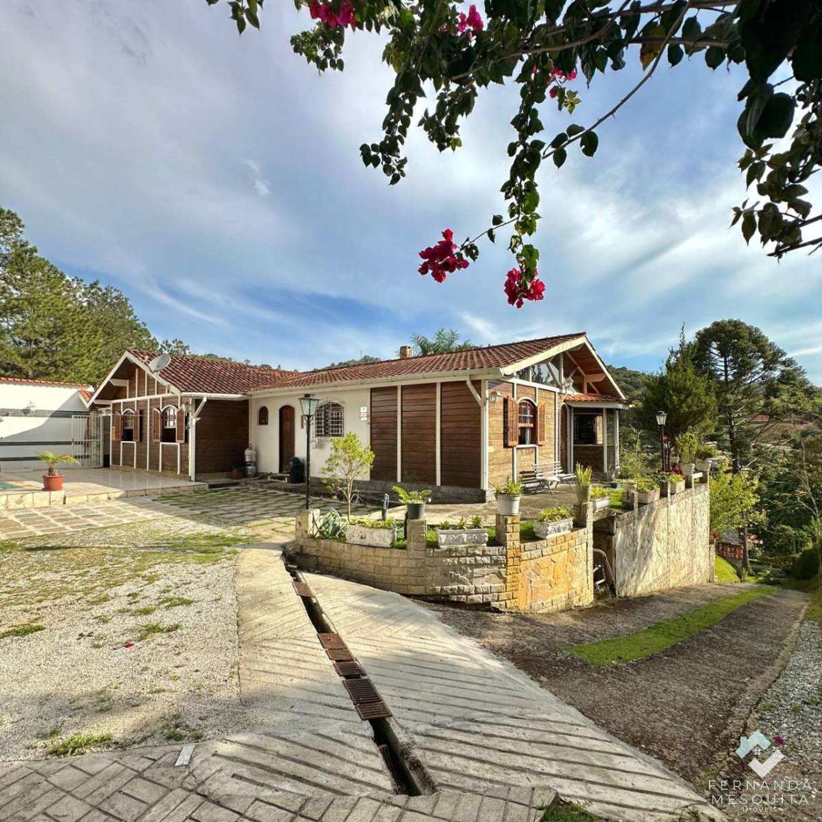  - Casa Linear com 4 Suítes, Piscina e Terreno de 1.500m² à Venda em Albuquerque Teresópolis RJ