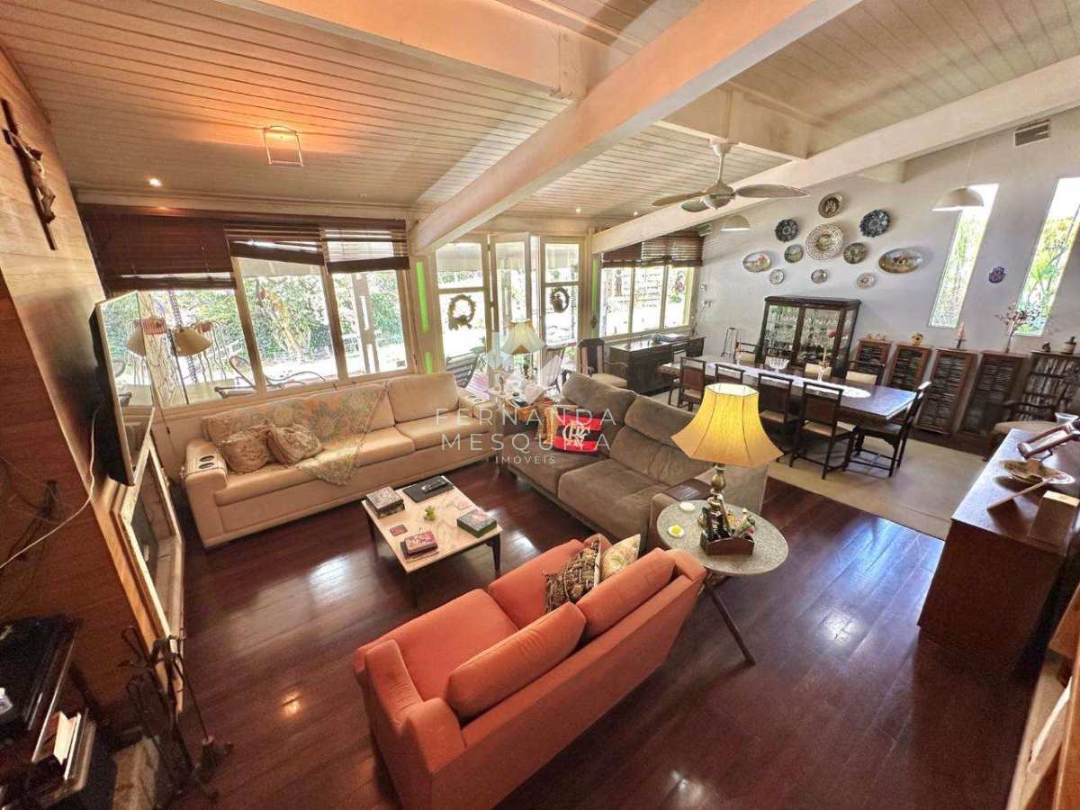  - Casa Térrea à Venda em Teresópolis RJ no Albuquerque com Piscina, 4 Quartos e 269m²