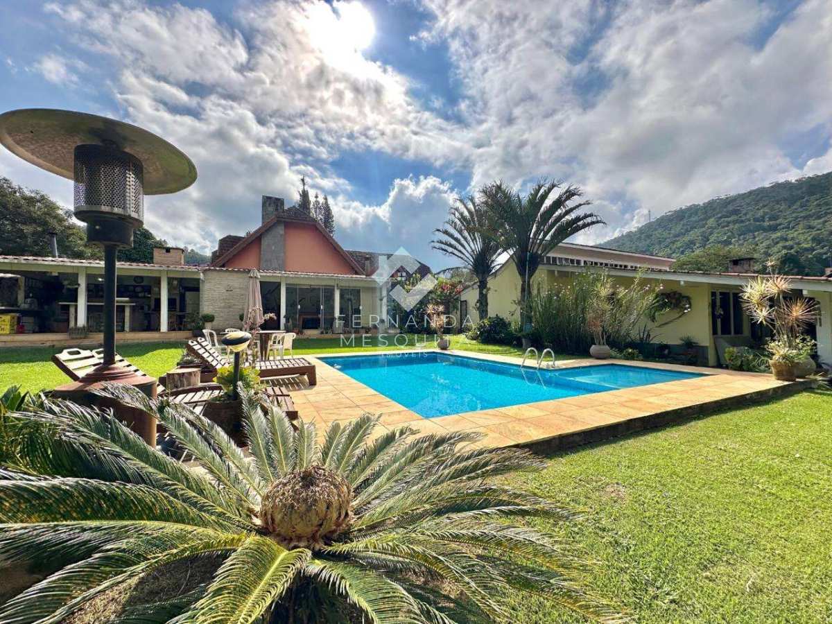 Casa Térrea à Venda em Teresópolis RJ no Albuquerque com Piscina, 4 Quartos e 269m² - Fernanda Mesquita Imóveis em Teresópolis/RJ