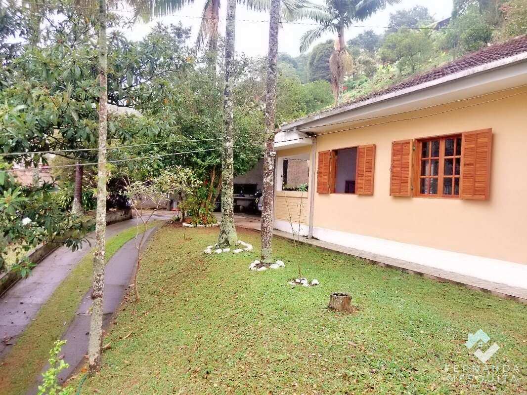Casa Linear com Terreno de 1.200m² à Venda no Meudon em Teresópolis RJ - Fernanda Mesquita Imóveis | Um novo capítulo pede um novo lar. Encontre aqui.