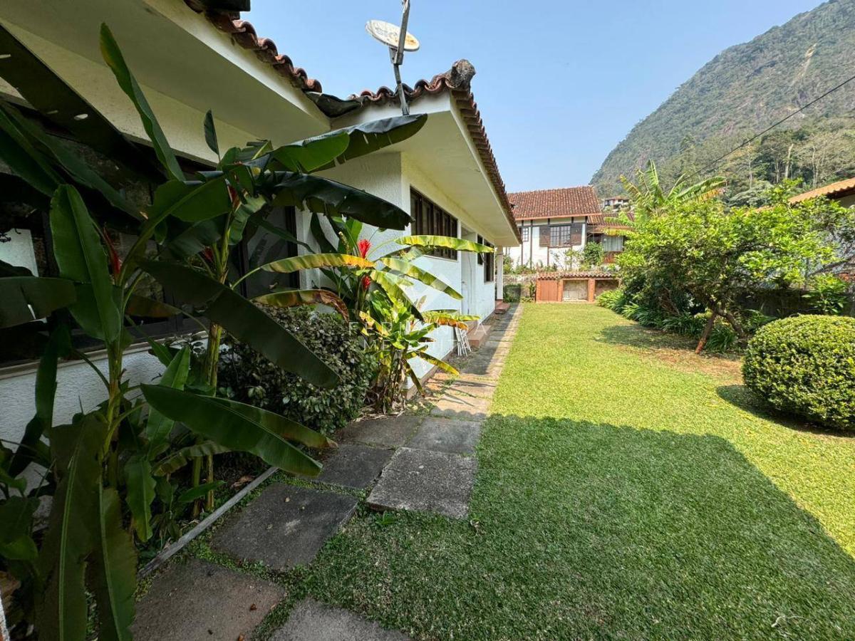  - Exclusividade Rara na Granja Comary – Casa Linear com Vista Privilegiada para o Lago e CBF