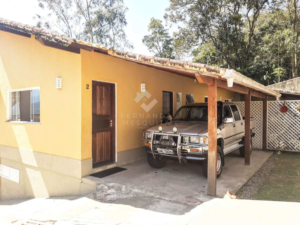 Casa Linear em Condomínio à Venda em Araras, Teresópolis RJ com Vista e Quintal - Fernanda Mesquita Imóveis | Um novo capítulo pede um novo lar. Encontre aqui.