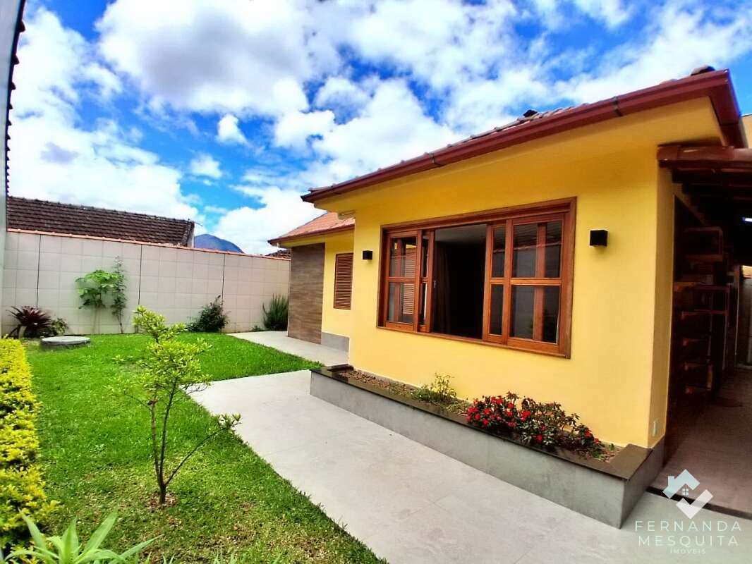  - Casa Linear em Terreno Plano com 2 Quartos (1 Suíte) à Venda em Agriões, Teresópolis