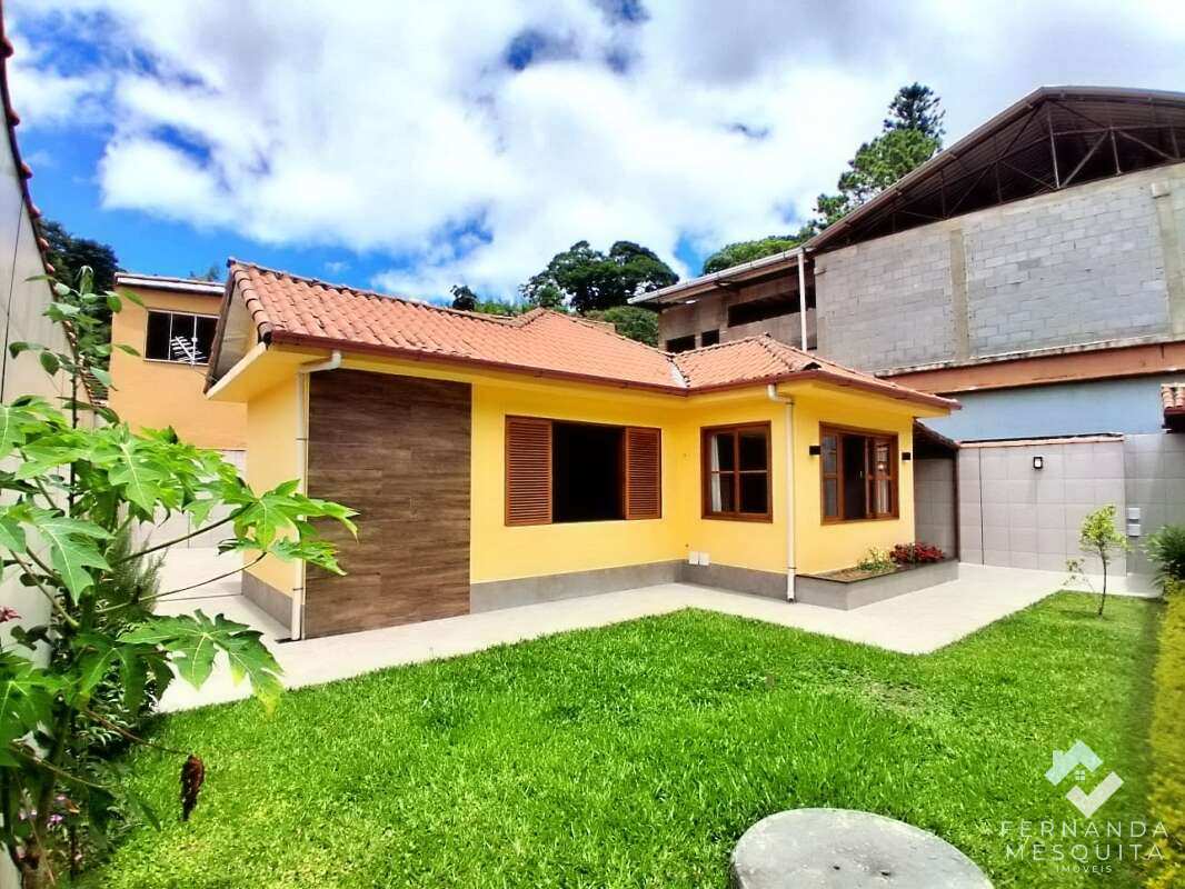 Casa Linear em Terreno Plano com 2 Quartos (1 Suíte) à Venda em Agriões, Teresópolis - Fernanda Mesquita Imóveis | Um novo capítulo pede um novo lar. Encontre aqui.