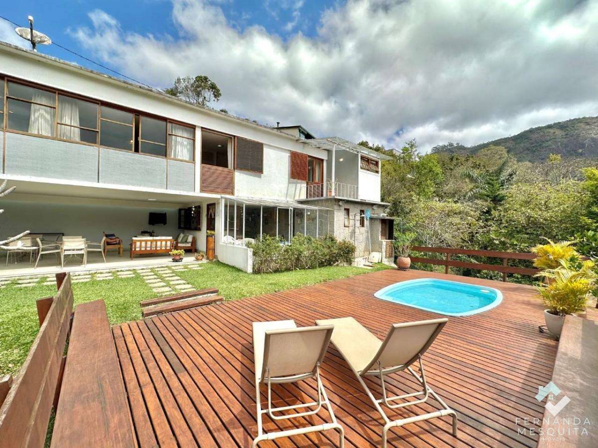 Casa Mobiliada de 182 m² com 3 Quartos (1 Suíte), Piscina, Sauna, Ofurô e Terreno de 770 m² – Weekend Club, Parque do Imbuí – Teresópolis/RJ - Fernanda Mesquita Imóveis | Um novo capítulo pede um novo lar. Encontre aqui.