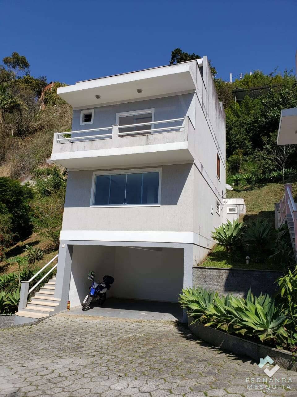 Casa Moderna de 200m² com 3 Suítes, Terraço com Vista 360°, Habite-se e 2 Vagas Cobertas em Condomínio Fechado - Valparaíso, Petrópolis/RJ - Fernanda Mesquita Imóveis | Um novo capítulo pede um novo lar. Encontre aqui.