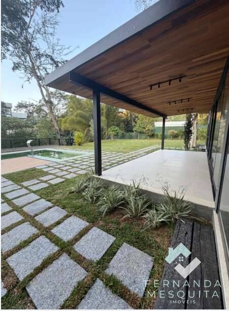  - Casa Nova e Moderna de Alto Padrão com 4 Suítes, Piscina Aquecida, Vista para o Lago e Terreno Plano de 1.260m² - Itaipava, Petrópolis/RJ