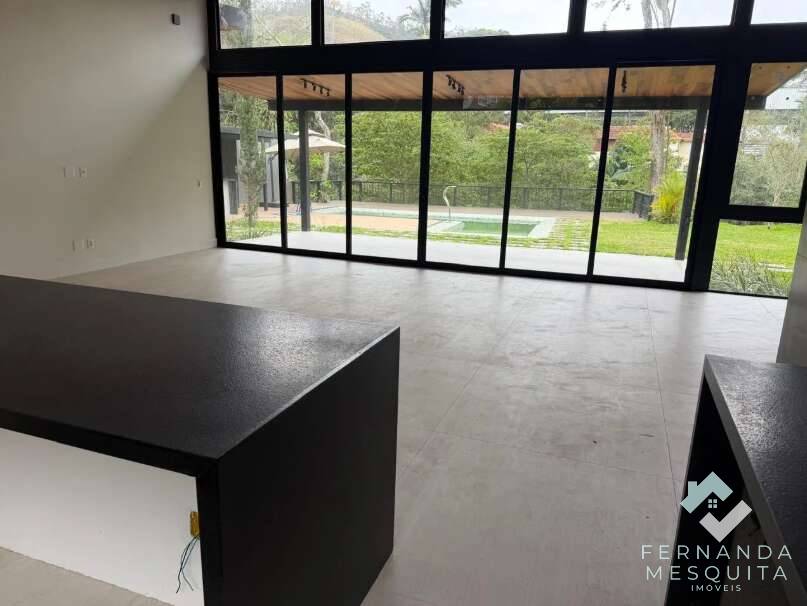  - Casa Nova e Moderna de Alto Padrão com 4 Suítes, Piscina Aquecida, Vista para o Lago e Terreno Plano de 1.260m² - Itaipava, Petrópolis/RJ