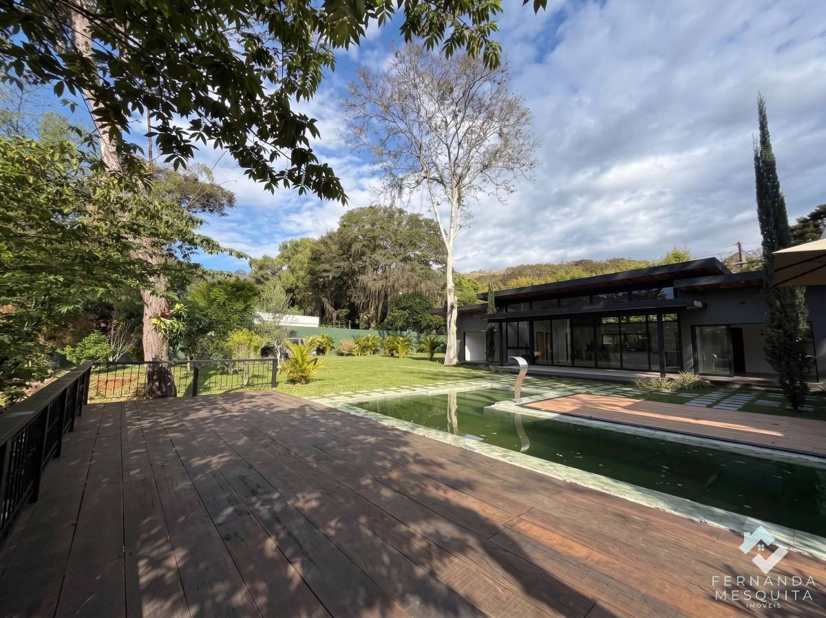Casa Nova e Moderna de Alto Padrão com 4 Suítes, Piscina Aquecida, Vista para o Lago e Terreno Plano de 1.260m² - Itaipava, Petrópolis/RJ - Fernanda Mesquita Imóveis | Um novo capítulo pede um novo lar. Encontre aqui.