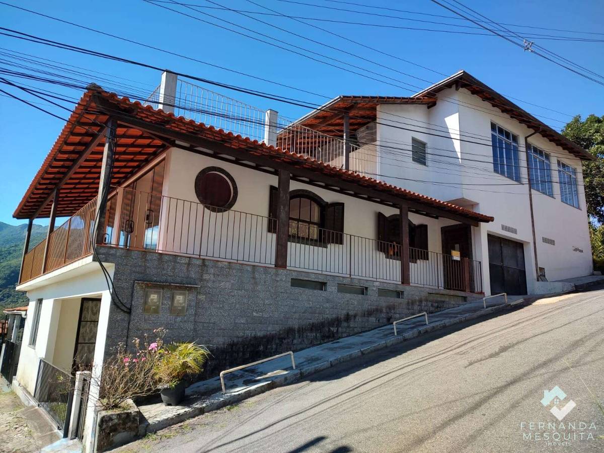 Espaçosa Casa em 3 Pavimentos com 510m², 5+ Quartos, Salão de 40m² e 4 Vagas Cobertas em Área Nobre - Petrópolis/RJ - Fernanda Mesquita Imóveis | Um novo capítulo pede um novo lar. Encontre aqui.