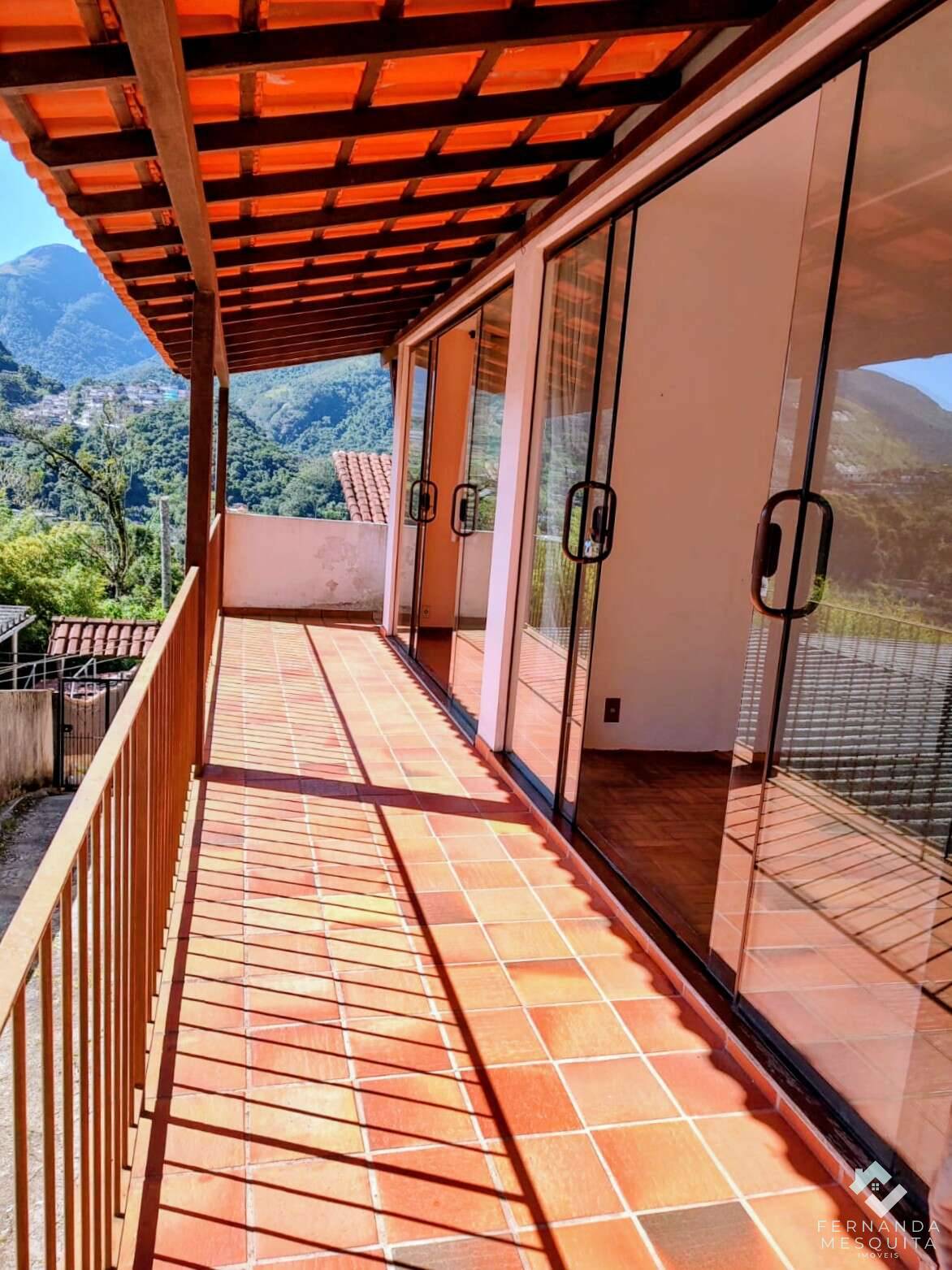  - Espaçosa Casa em 3 Pavimentos com 510m², 5+ Quartos, Salão de 40m² e 4 Vagas Cobertas em Área Nobre - Petrópolis/RJ
