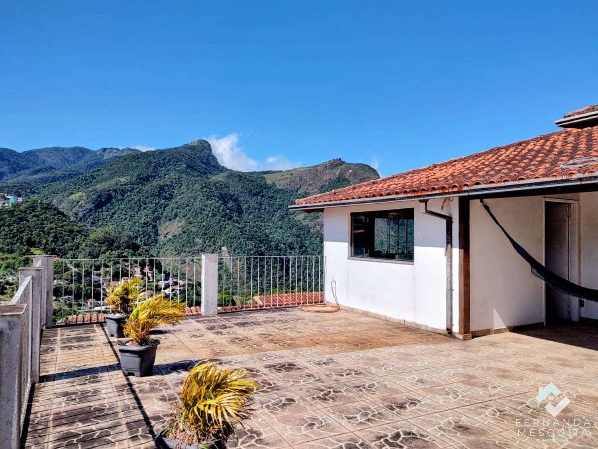  - Espaçosa Casa em 3 Pavimentos com 510m², 5+ Quartos, Salão de 40m² e 4 Vagas Cobertas em Área Nobre - Petrópolis/RJ