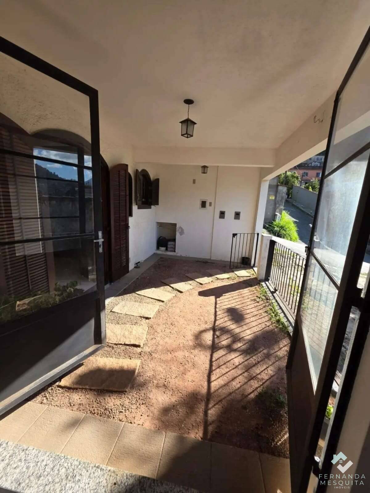  - Espaçosa Casa em 3 Pavimentos com 510m², 5+ Quartos, Salão de 40m² e 4 Vagas Cobertas em Área Nobre - Petrópolis/RJ