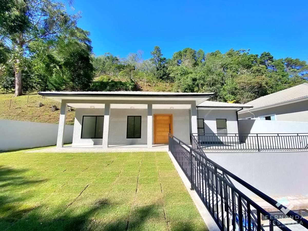 Casa Nova para Locação em Quebra Frascos Teresópolis | 4 Quartos e Quintal - Fernanda Mesquita Imóveis | Um novo capítulo pede um novo lar. Encontre aqui.