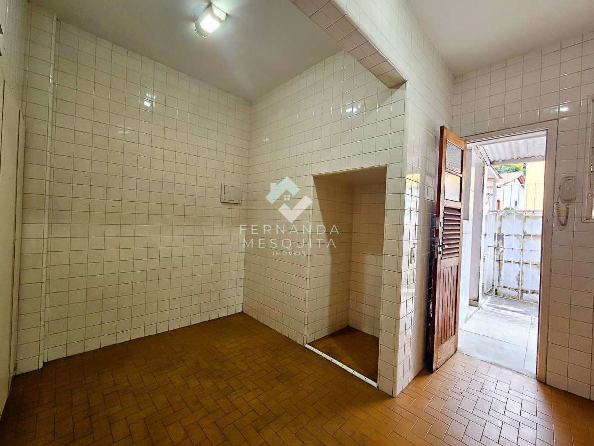  - Casa para alugar em condomínio em Agriões Teresópolis RJ com 2 quartos e dependência