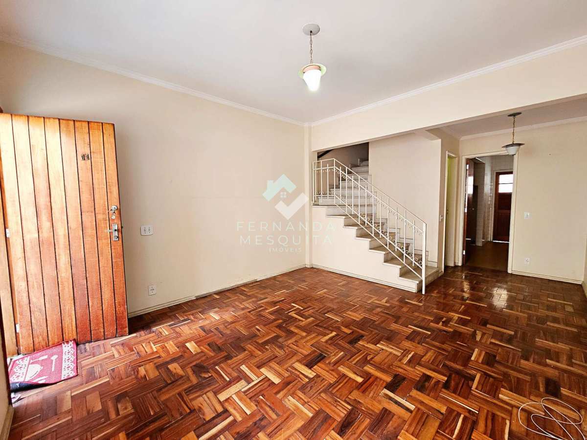  - Casa para alugar em condomínio em Agriões Teresópolis RJ com 2 quartos e dependência