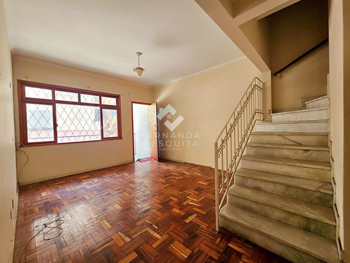 Casa para alugar em condomínio em Agriões Teresópolis RJ com 2 quartos e dependência - Fernanda Mesquita Imóveis em Teresópolis/RJ