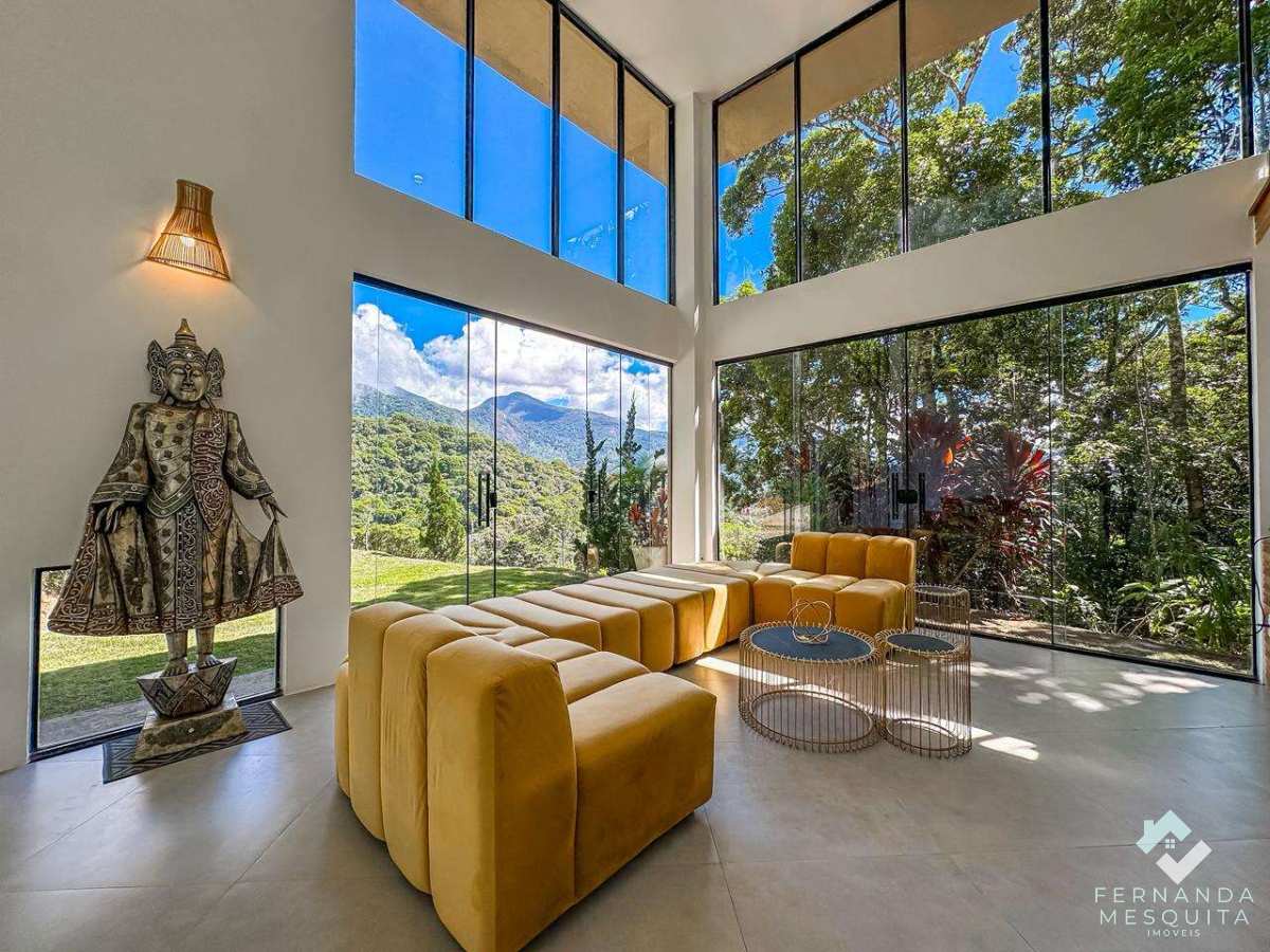 Casa porteira fechada com piscina aquecida e vista deslumbrante à venda no Comary, Teresópolis - Fernanda Mesquita Imóveis | Um novo capítulo pede um novo lar. Encontre aqui.