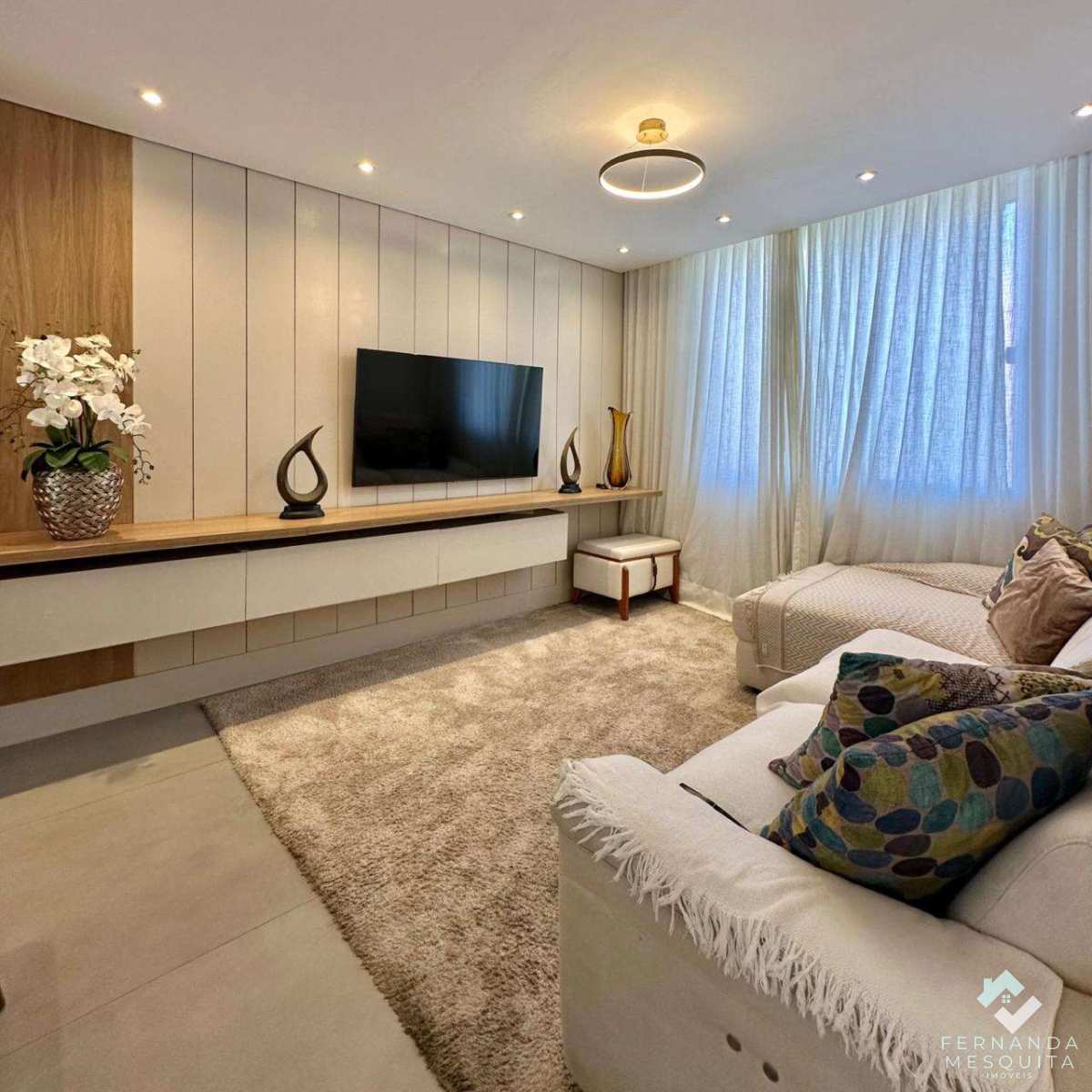 Casa Recém Reformada à Venda no Bairro Tijuca em Condomínio Fechado com Lazer Completo - Fernanda Mesquita Imóveis | Um novo capítulo pede um novo lar. Encontre aqui.