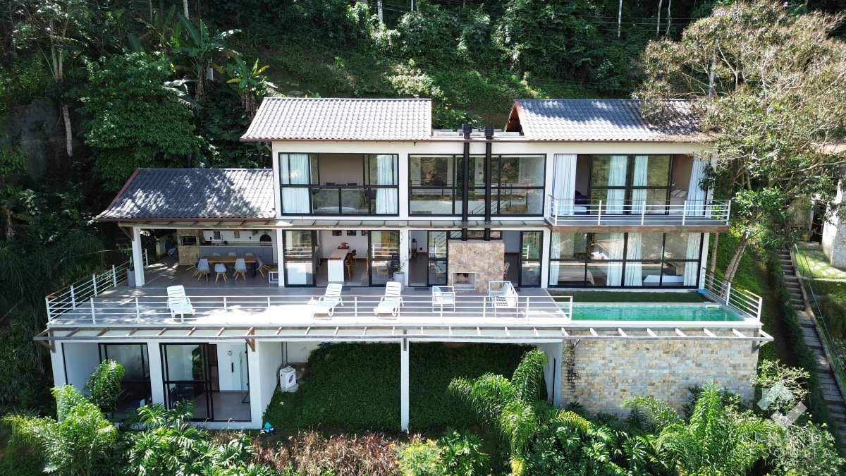 Casa Triplex Alto Padrão à Venda em Itaipava RJ com Piscina e Vista para Montanhas no Condomínio Sítio Guararema - Fernanda Mesquita Imóveis | Um novo capítulo pede um novo lar. Encontre aqui.