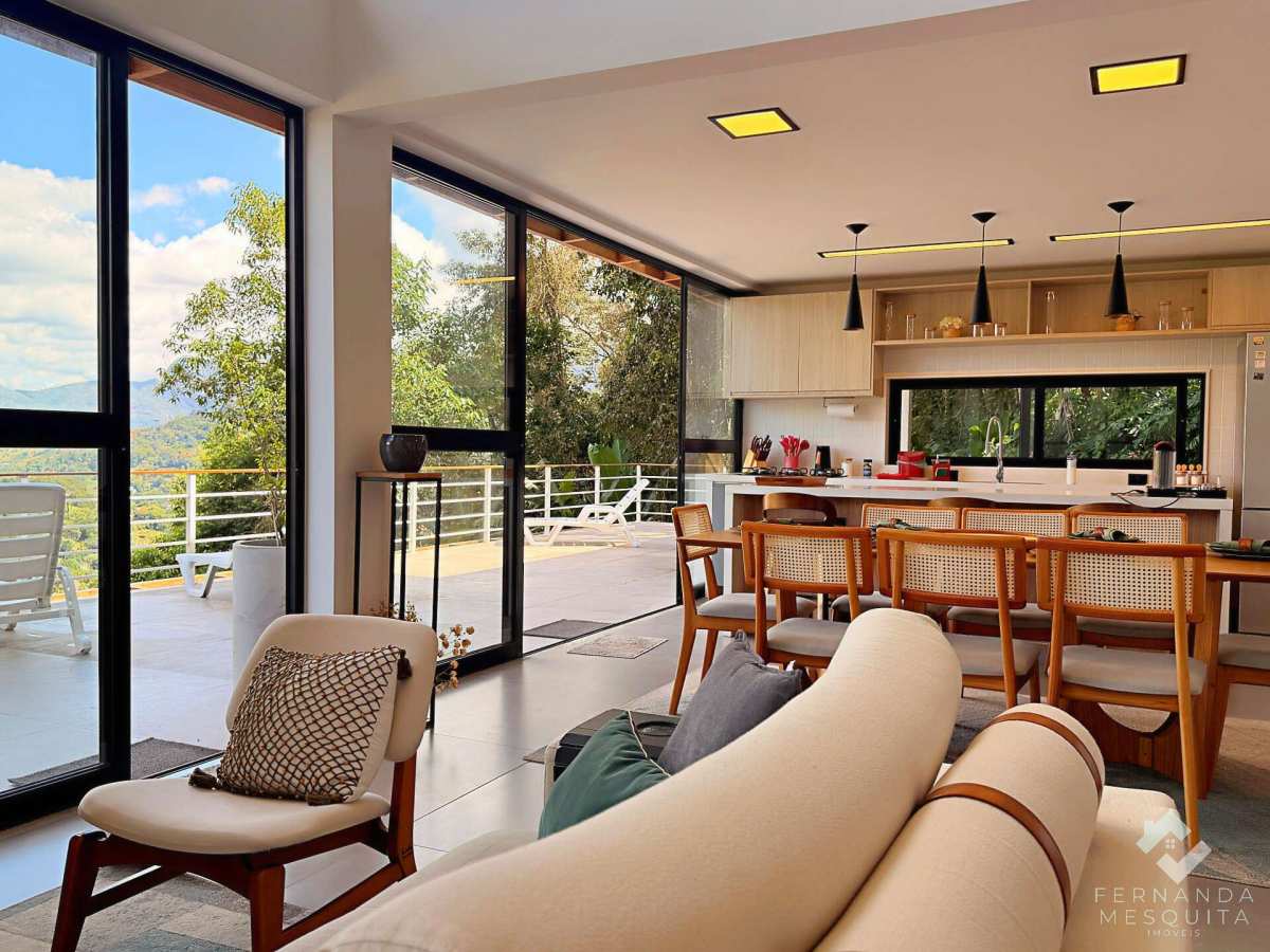  - Casa Triplex Alto Padrão à Venda em Itaipava RJ com Piscina e Vista para Montanhas no Condomínio Sítio Guararema