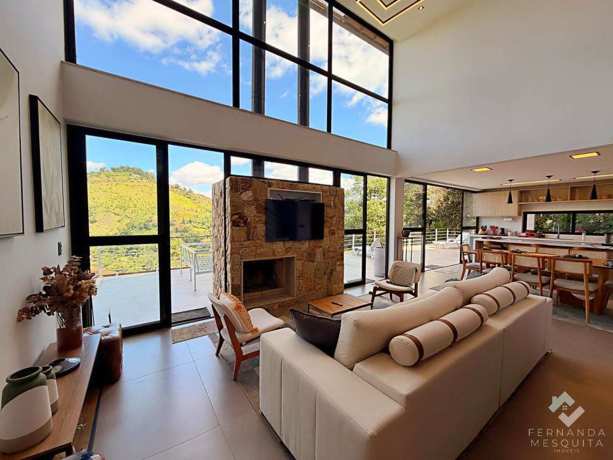  - Casa Triplex Alto Padrão à Venda em Itaipava RJ com Piscina e Vista para Montanhas no Condomínio Sítio Guararema