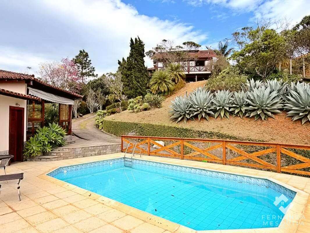 Casa à Venda no Green Valley: 5 Quartos, Piscina e Vista Panorâmica - Fernanda Mesquita Imóveis | Um novo capítulo pede um novo lar. Encontre aqui.