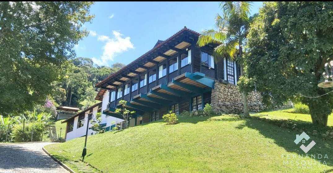 Chácara de Alto Padrão à Venda em Albuquerque Teresópolis com 10 Dormitórios, Piscina e 2.500 m² Construídos - Fernanda Mesquita Imóveis | Um novo capítulo pede um novo lar. Encontre aqui.