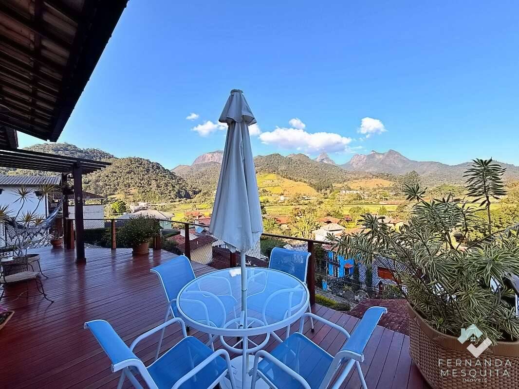  - Charmosa Casa em Condomínio com Vista Panorâmica para a Mulher de Pedra, Deck Privativo e Lazer Completo – Vargem Grande (Próximo ao Le Canton)