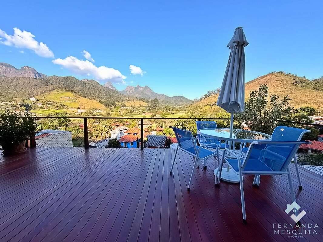 Charmosa Casa em Condomínio com Vista Panorâmica para a Mulher de Pedra, Deck Privativo e Lazer Completo – Vargem Grande (Próximo ao Le Canton) - Fernanda Mesquita Imóveis | Um novo capítulo pede um novo lar. Encontre aqui.