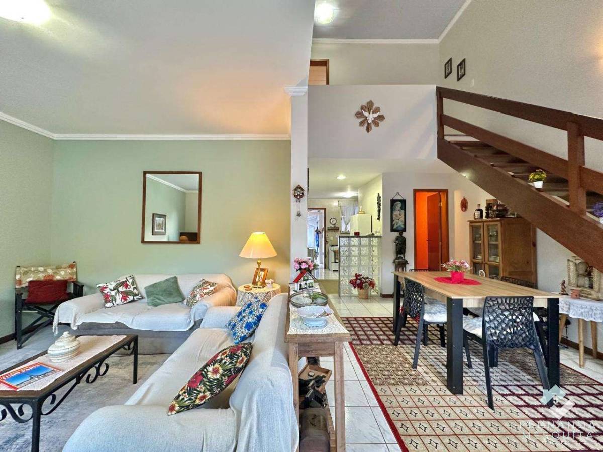  - Charmosa Residência de 100 m² Estilo Europeu com 3 Quartos (1 Suíte), Vista para as Montanhas do Parque Nacional e Lazer – Granja Guarani, Teresópolis