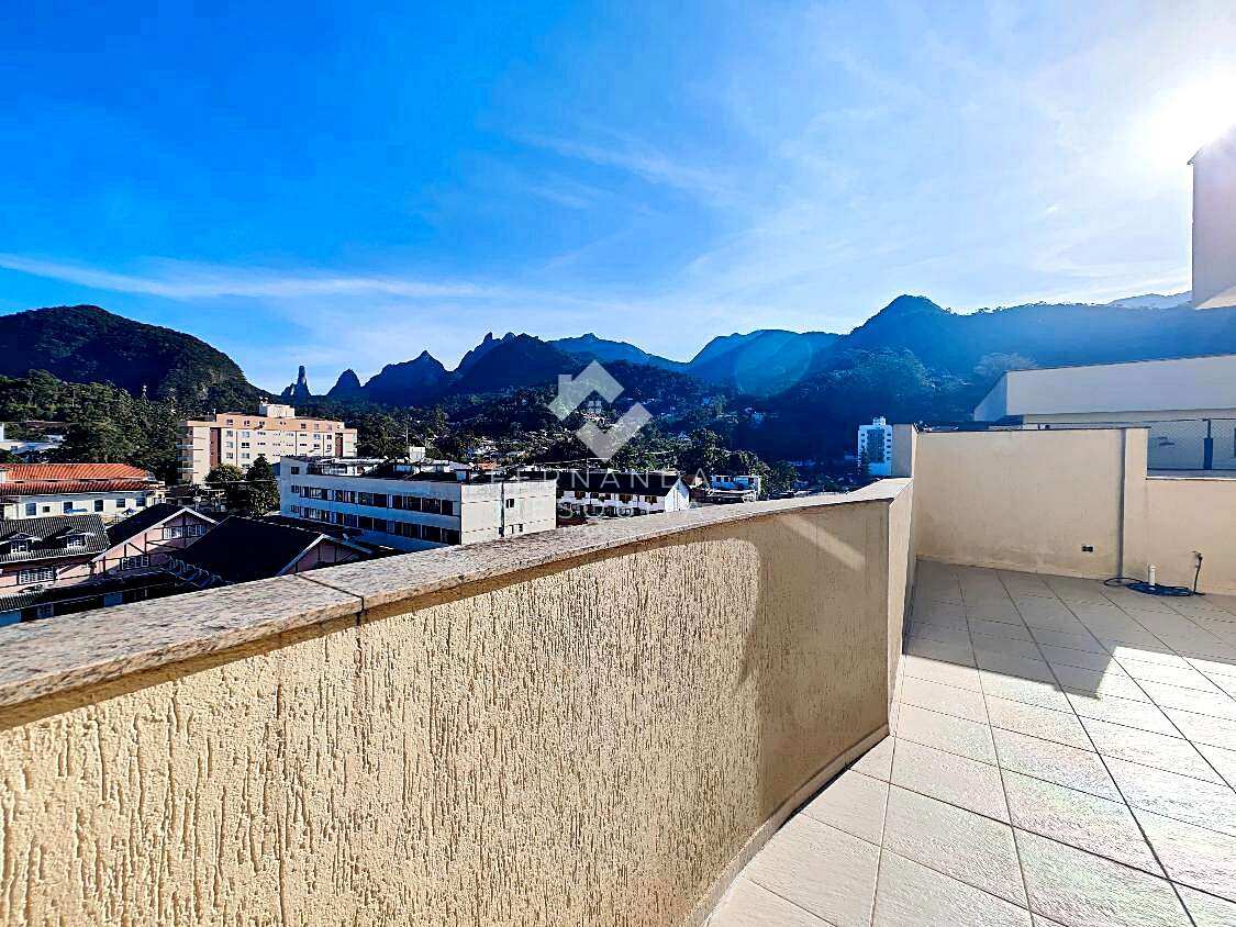 Cobertura Duplex à Venda e para Locação no Bairro Alto – 186 m², 4 quartos e vista para o Dedo de Deus - Fernanda Mesquita Imóveis | Um novo capítulo pede um novo lar. Encontre aqui.