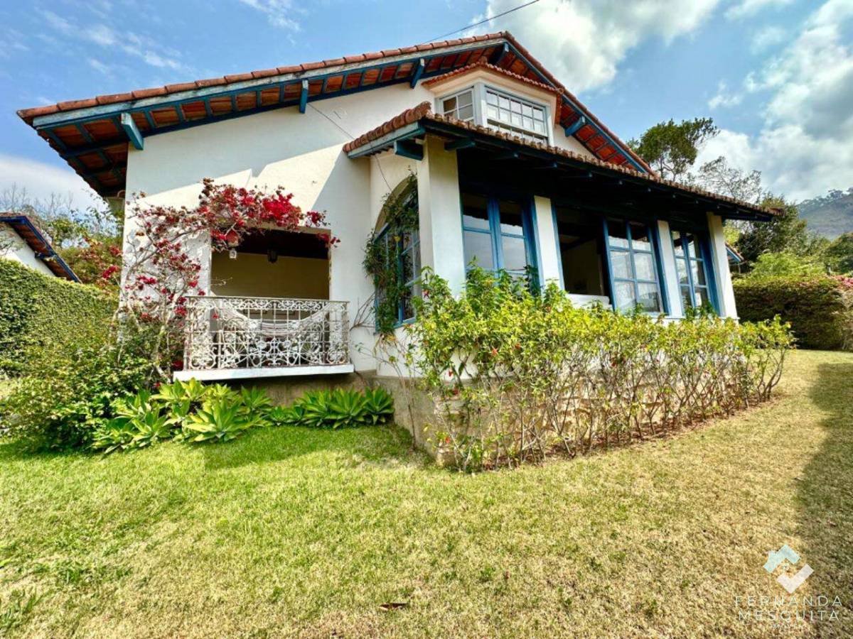 Encantadora Casa de 228 m² com 4 Quartos (2 Suítes), Vista Livre Panorâmica e Terreno de 600 m² – Teresópolis WeekEnd Club, Parque do Imbuí - Fernanda Mesquita Imóveis | Um novo capítulo pede um novo lar. Encontre aqui.