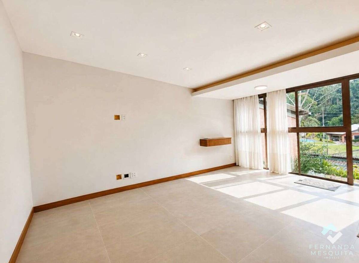 Encantadora Casa de 77 m² com 2 Quartos (1 Suíte c/ Closet), Cozinha com Ilha e Lazer Completo – Posse, Teresópolis/RJ - Fernanda Mesquita Imóveis | Um novo capítulo pede um novo lar. Encontre aqui.