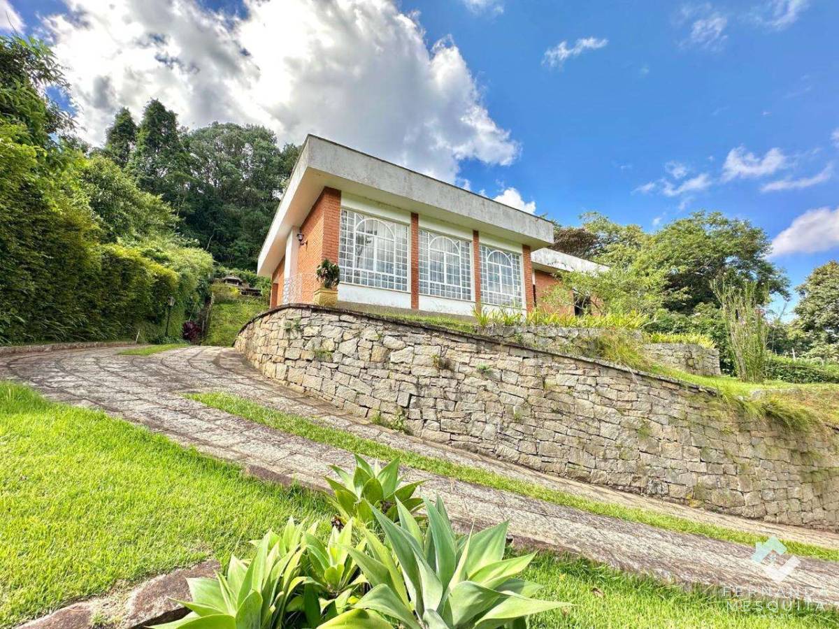 Encantadora Casa Linear com 327 m², Lazer Completo, Loft Anexo e Terreno de 1.370 m² – Albuquerque, Teresópolis/RJ - Fernanda Mesquita Imóveis | Um novo capítulo pede um novo lar. Encontre aqui.