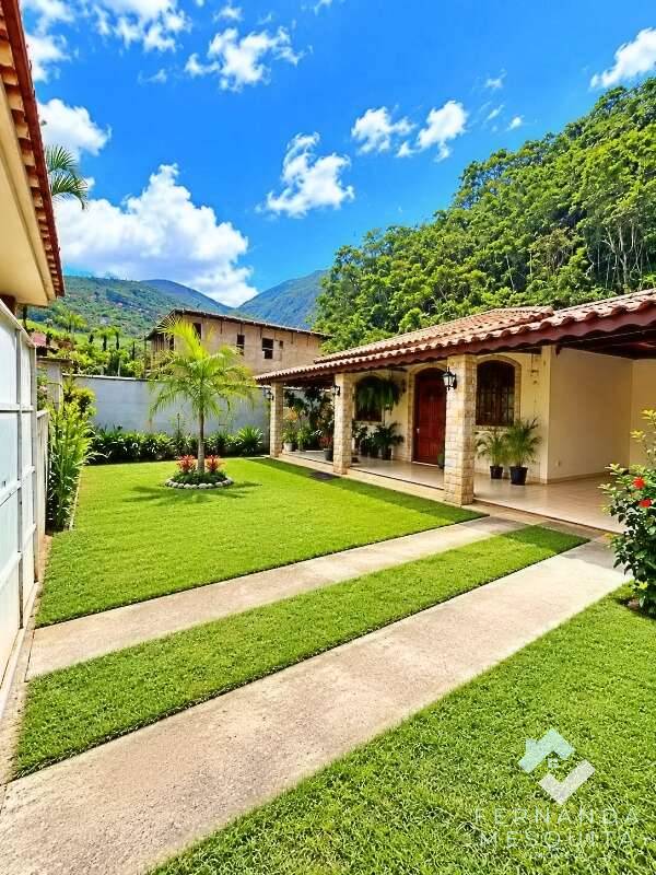 Encantadora Casa Térrea de 100 m² com 2 Quartos, Fino Acabamento em Porcelanato, Varanda Colonial, Garagem Coberta e Amplo Quintal – Água Quente - Fernanda Mesquita Imóveis | Um novo capítulo pede um novo lar. Encontre aqui.