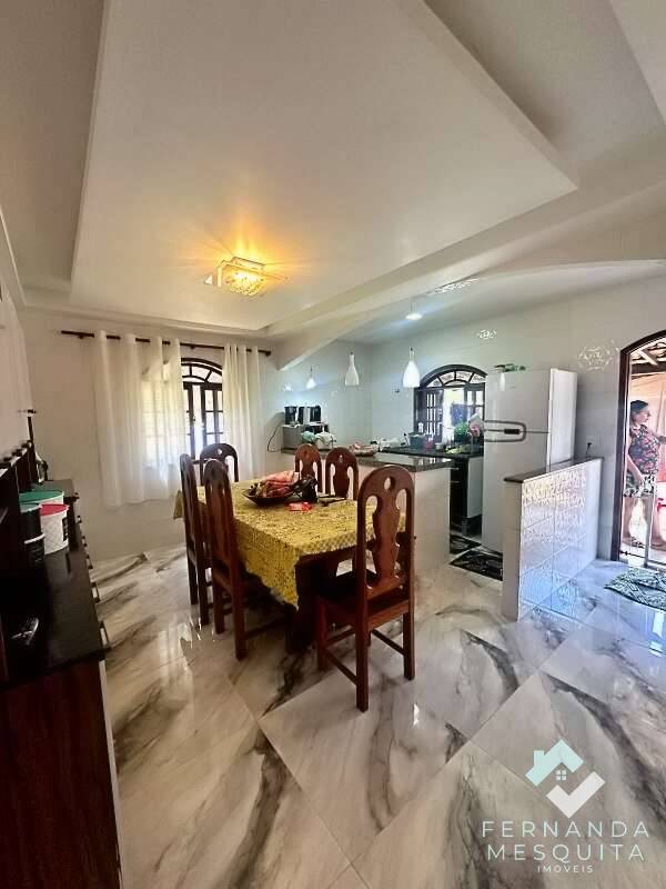  - Encantadora Casa Térrea de 100 m² com 2 Quartos, Fino Acabamento em Porcelanato, Varanda Colonial, Garagem Coberta e Amplo Quintal – Água Quente