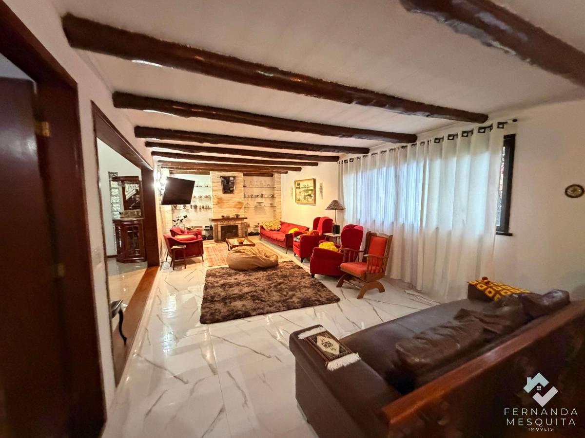  - Espaçosa Casa de 300 m² em Terreno Plano de 1.800 m² com 5 Quartos (4 Suítes), Lazer Privativo Completo e 8 Vagas – Bom Retiro, Teresópolis/RJ