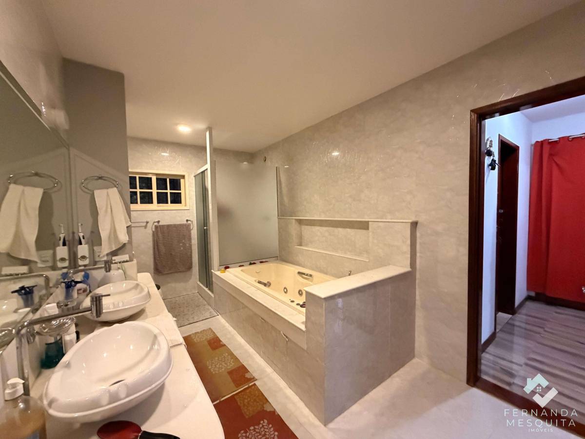  - Espaçosa Casa de 300 m² em Terreno Plano de 1.800 m² com 5 Quartos (4 Suítes), Lazer Privativo Completo e 8 Vagas – Bom Retiro, Teresópolis/RJ