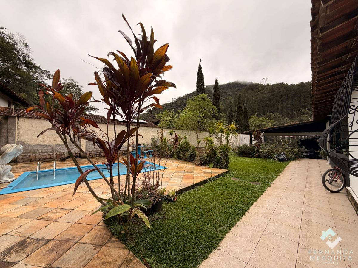  - Espaçosa Casa de 300 m² em Terreno Plano de 1.800 m² com 5 Quartos (4 Suítes), Lazer Privativo Completo e 8 Vagas – Bom Retiro, Teresópolis/RJ