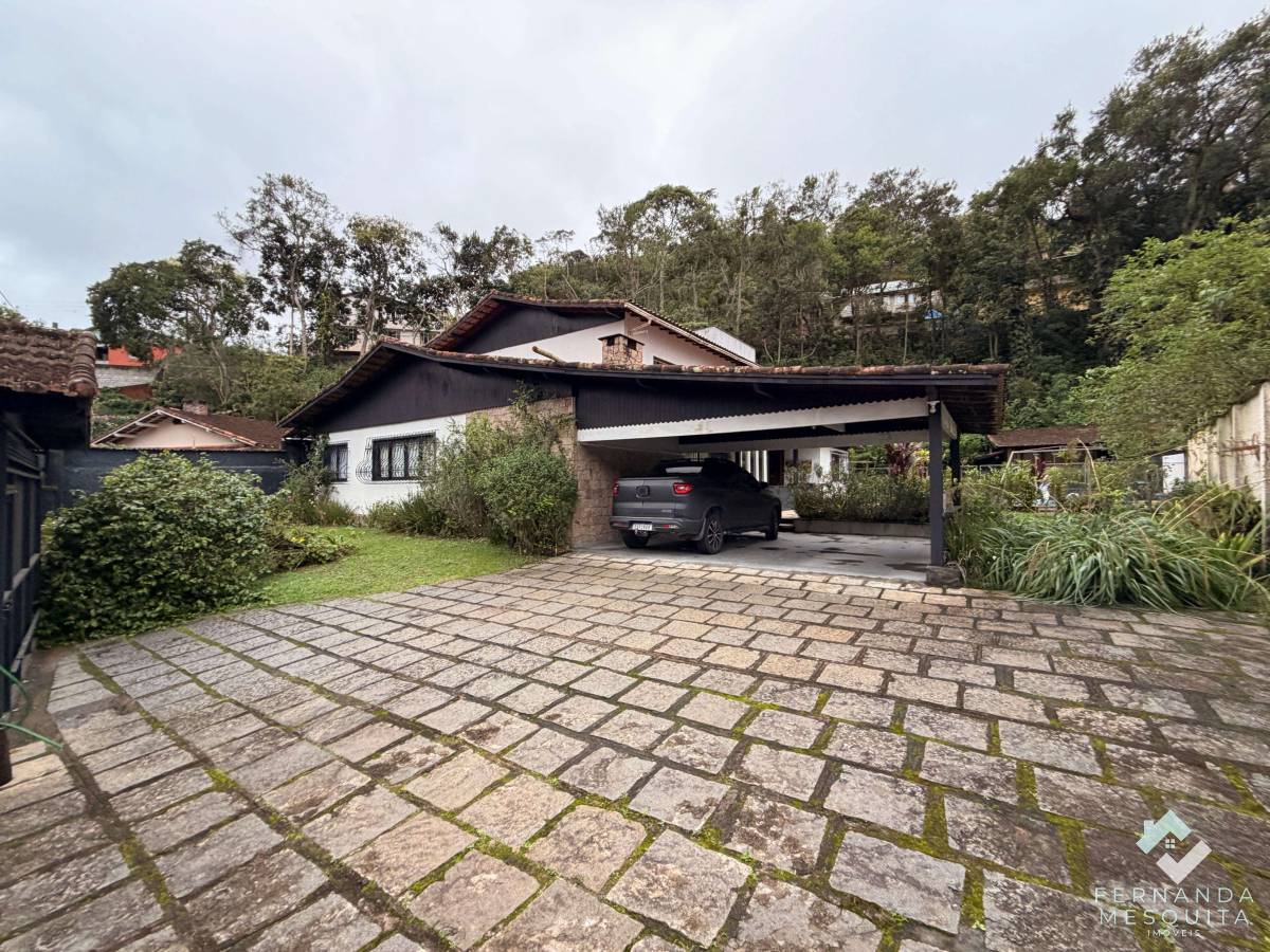 Espaçosa Casa de 300 m² em Terreno Plano de 1.800 m² com 5 Quartos (4 Suítes), Lazer Privativo Completo e 8 Vagas – Bom Retiro, Teresópolis/RJ - Fernanda Mesquita Imóveis | Um novo capítulo pede um novo lar. Encontre aqui.
