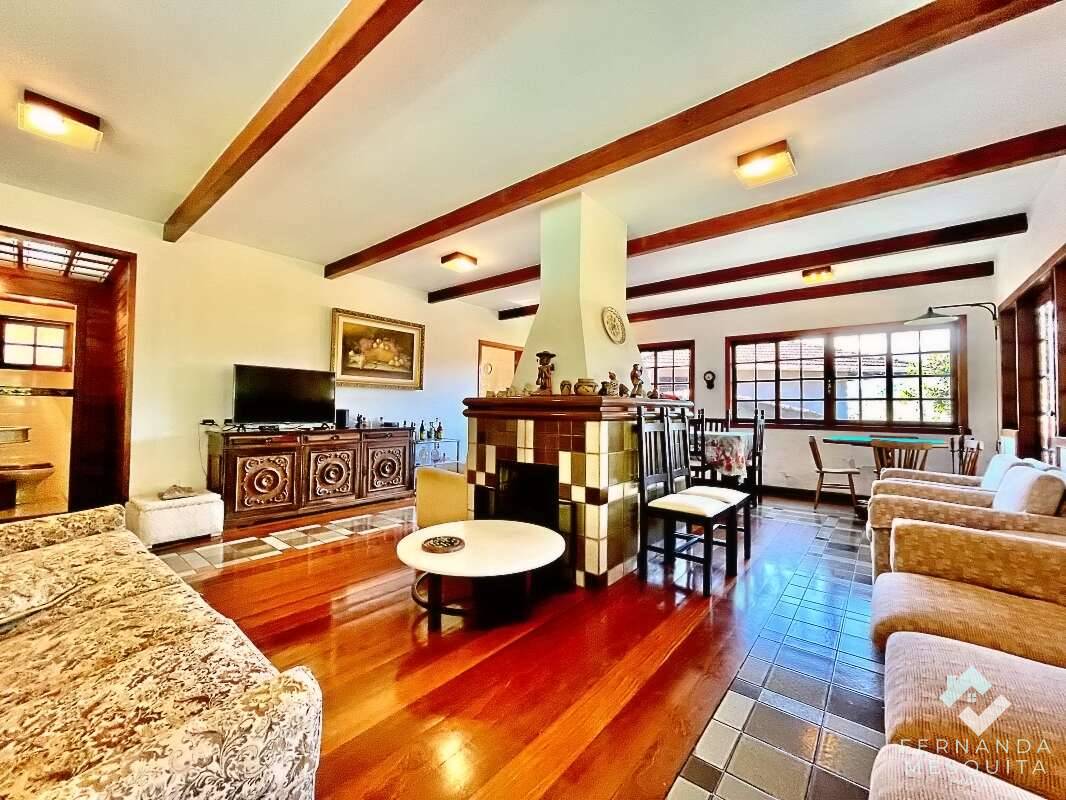  - Espaçosa Casa de 4 Quartos (1 Suíte c/ Hidro), Lareira Dupla, Piscina, Salão de Jogos e 4 Vagas Cobertas – Granja Comary (Próximo à CBF),