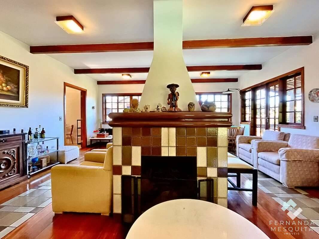 - Espaçosa Casa de 4 Quartos (1 Suíte c/ Hidro), Lareira Dupla, Piscina, Salão de Jogos e 4 Vagas Cobertas – Granja Comary (Próximo à CBF),