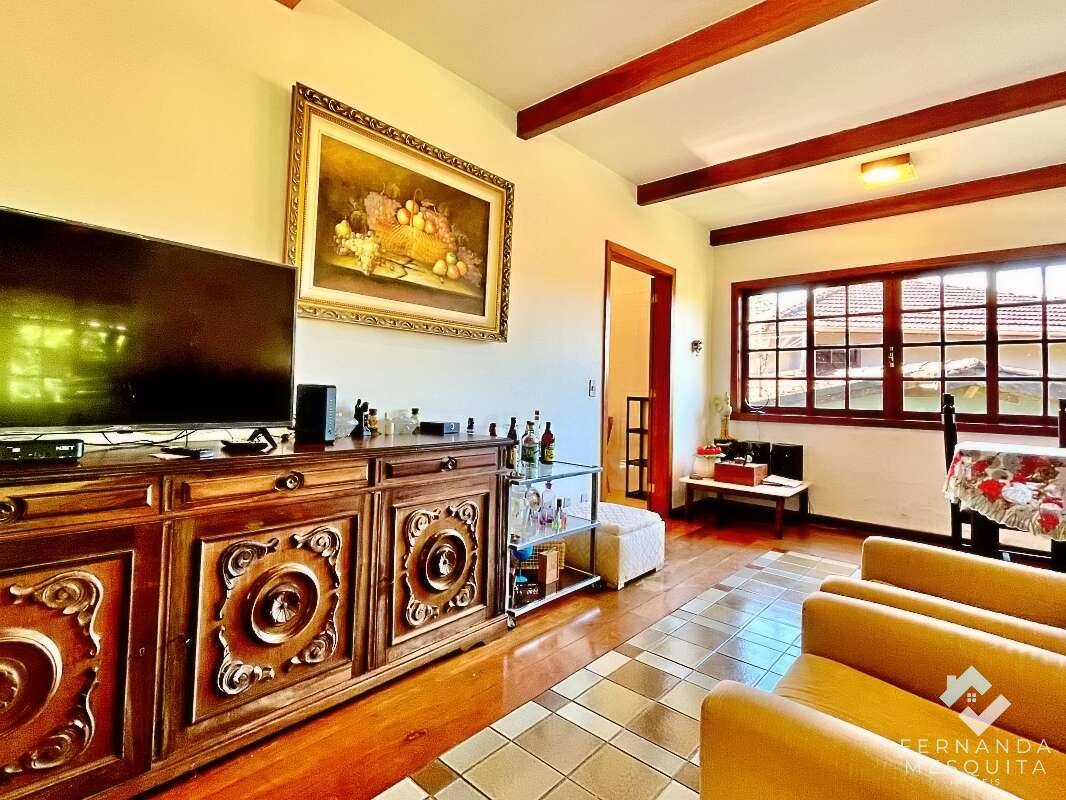  - Espaçosa Casa de 4 Quartos (1 Suíte c/ Hidro), Lareira Dupla, Piscina, Salão de Jogos e 4 Vagas Cobertas – Granja Comary (Próximo à CBF),
