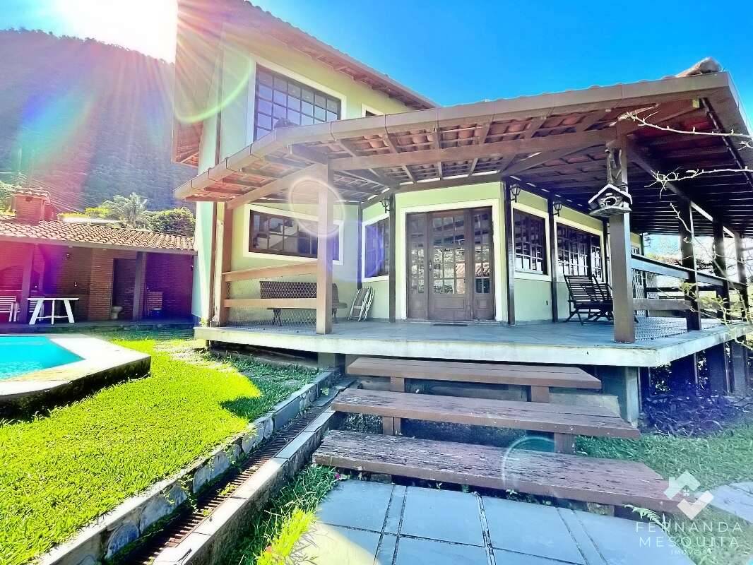 Espaçosa Casa de 4 Quartos (1 Suíte c/ Hidro), Lareira Dupla, Piscina, Salão de Jogos e 4 Vagas Cobertas – Granja Comary (Próximo à CBF), - Fernanda Mesquita Imóveis | Um novo capítulo pede um novo lar. Encontre aqui.