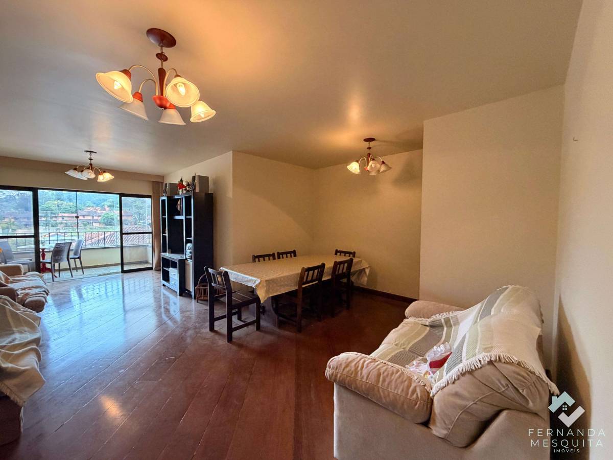  - Espaçoso Apartamento de 130 m² com 3 Quartos (1 Suíte), Piso em Tábua Corrida, Varanda com Vista Panorâmica e 2 Vagas – Bairro do Alto, Teresópolis/RJ