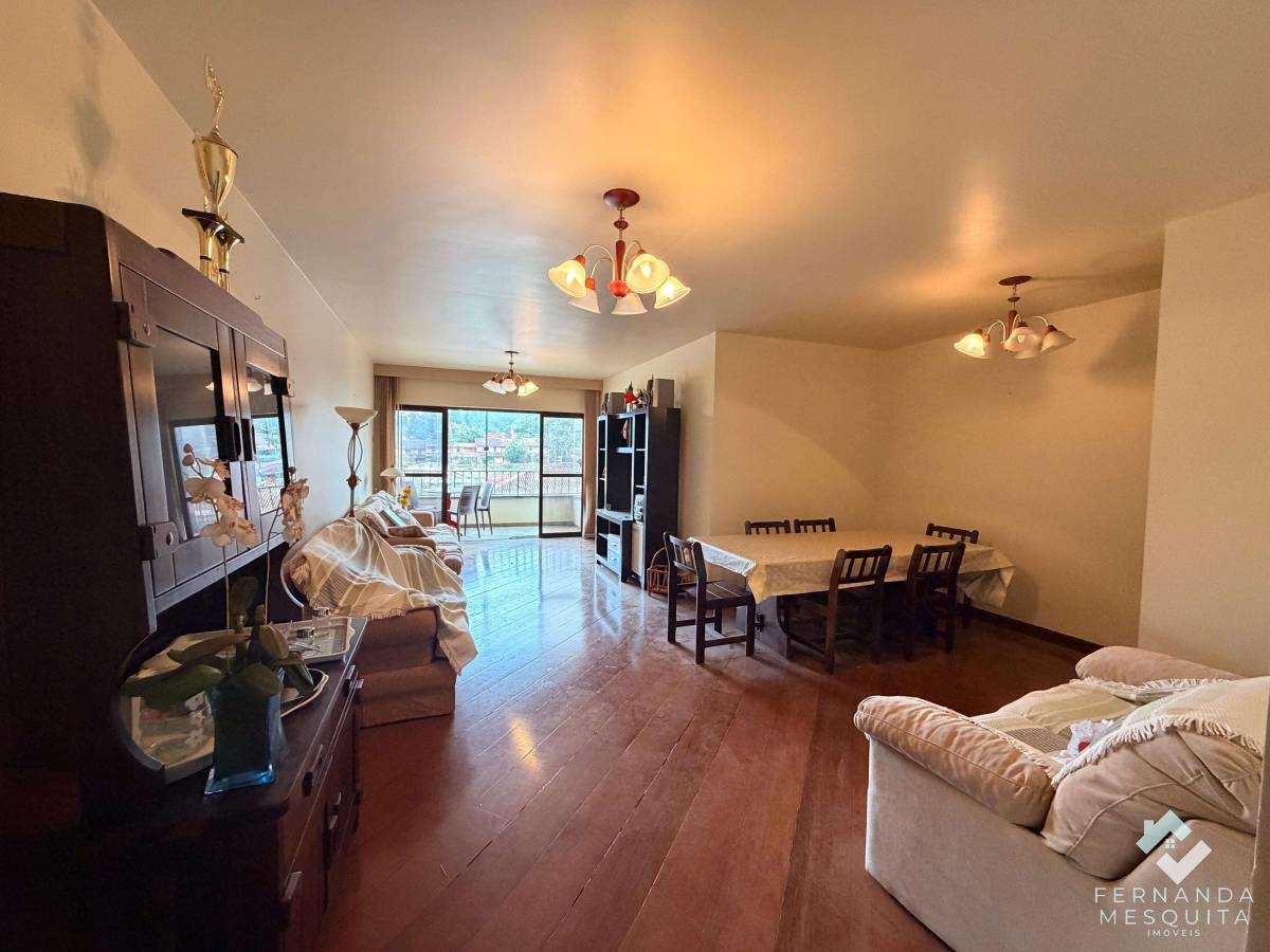 Espaçoso Apartamento de 130 m² com 3 Quartos (1 Suíte), Piso em Tábua Corrida, Varanda com Vista Panorâmica e 2 Vagas – Bairro do Alto, Teresópolis/RJ - Fernanda Mesquita Imóveis | Um novo capítulo pede um novo lar. Encontre aqui.