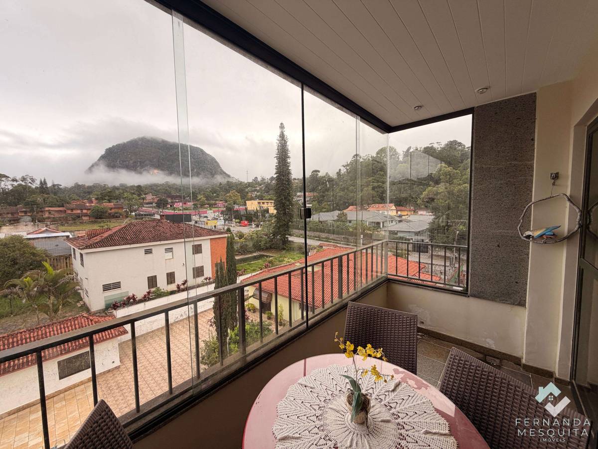  - Espaçoso Apartamento de 130 m² com 3 Quartos (1 Suíte), Piso em Tábua Corrida, Varanda com Vista Panorâmica e 2 Vagas – Bairro do Alto, Teresópolis/RJ