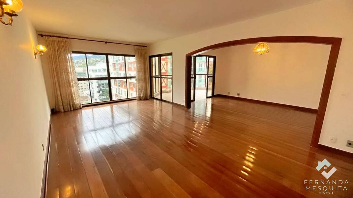 Espaçoso Apartamento de 4 Quartos (3 Suítes), Varanda Fechada em Vidro, 2 Vagas e Lazer Completo – Agriões, Teresópolis/RJ - Fernanda Mesquita Imóveis | Um novo capítulo pede um novo lar. Encontre aqui.