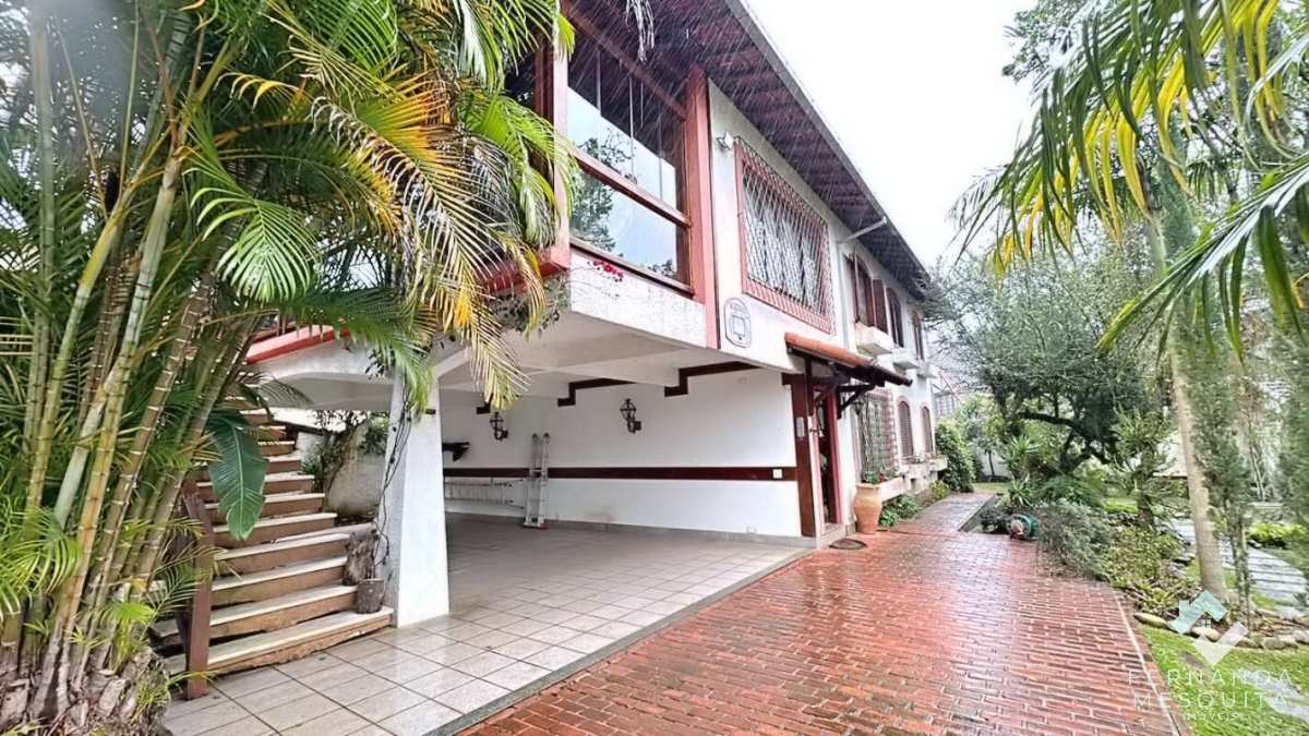 Espetacular Casa com 7 Quartos, Piscina e Lago com Carpas – Carlos Guinle (Granja Comary) - Fernanda Mesquita Imóveis | Um novo capítulo pede um novo lar. Encontre aqui.
